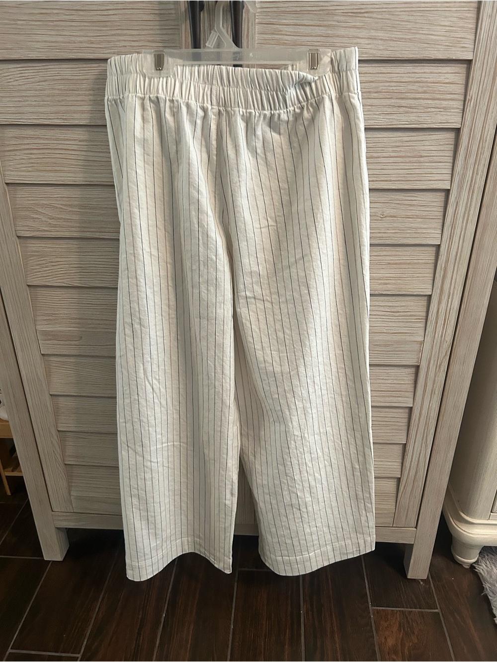 LOFT Women’s wide leg White Pinstripe Elastic-Waist Pants